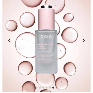 Dew Booster Serum från CAIA - Dew Booster Serum från CAIA är ett återfuktande och mjukgörande serum med en lugnande och lystergivande effekt. Helt oanvänd och i original förpackning 💗