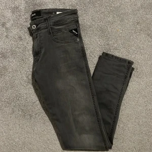 Mörkgråa jeans från Replay W29 - Snygga mörkgrå Replay Anbass jeans med en modern slim passform. Skick 9/10 använda bara några gånger, nypris ligger på ca 1200kr mitt pris 550kr men går självklart att diskutera.