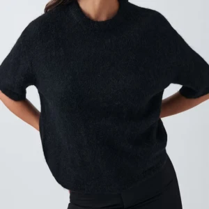 Svart stickad tröja  - Svart kortärmad sticksd tröja, jätte fin precis som ny!💓Pris går att diskuteras vid snabb affär!! 