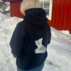 Hoodie ”METAL WOMAN” - Storlek S ✨ Stilren och snygg hoodie som passar alla!