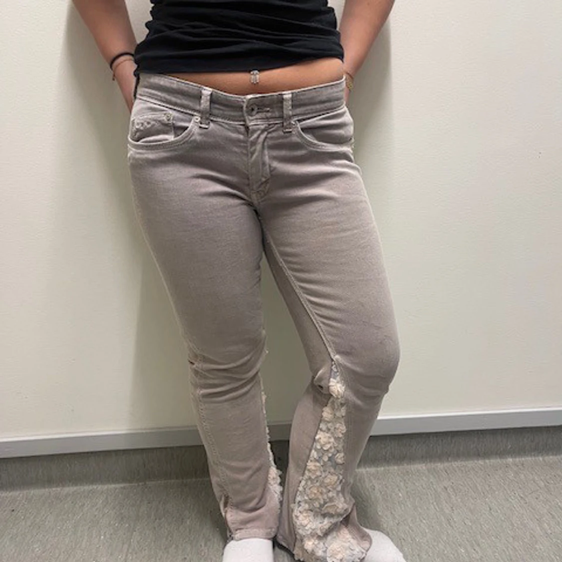 Beige jeans med spetsdetalj