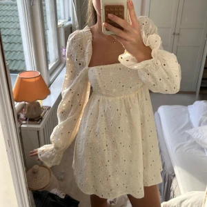 Klänning - Otroligt fin klänning med prislapp kvar lovers&friends, aldrig använd! Passar perfekt till student t.ex🙌köpte för 2800kr! Går att knyta/justera storlek där bak!