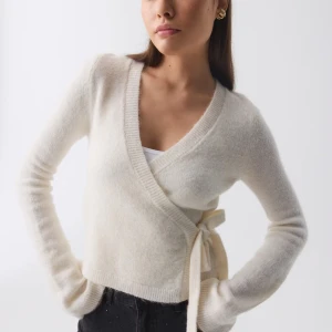 Vit omlottkofta - Säljer min fina omlott kofta från Gina, säljer inte för under 350kr, använd 1 gång💗