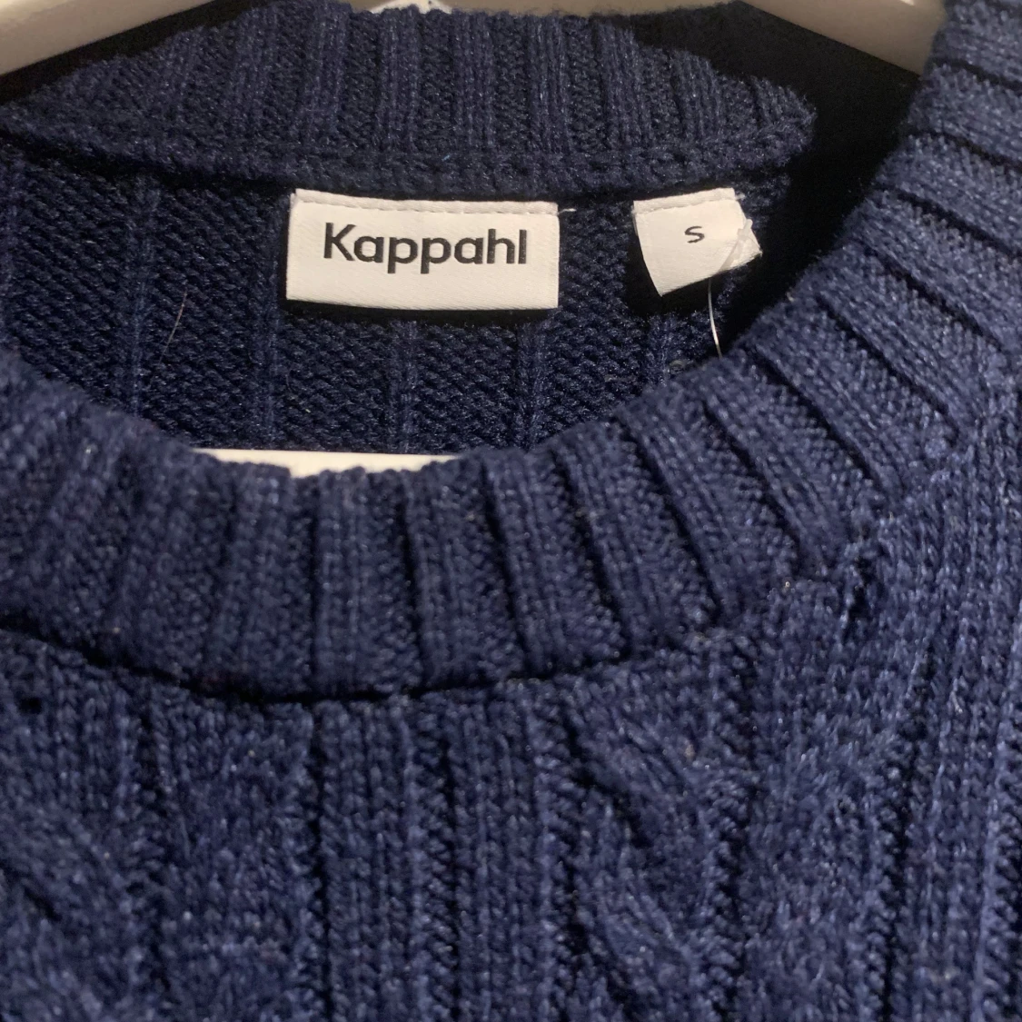 Mörkblå stickad tröja från Kappahl