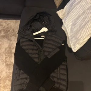 Moncler cardigan - Säljer min helt nya moncler cardigan, helt oanvänd och tags finns kvar. Passar även till L, för mer information skriv till mig 😁
