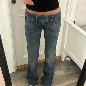 Diesel jeans - Jättesnygga lågmidjade bootcut jeans från diesel. Är i storlek 28 men sitter som W26/L32😊Modellen är 166cm Mått: Midja:36cm Gren:18cm Yttreben:99cm innerben:81cm Kom privat för fler frågor💗