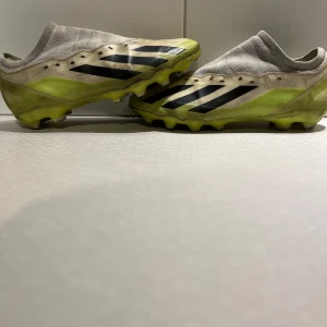 Adidas fotbollskor st42 - Säljer mina adidas fotbollsskor eftersom att dom är för småa , dom är i ganska slitna men sköna och funkar jättebra 
