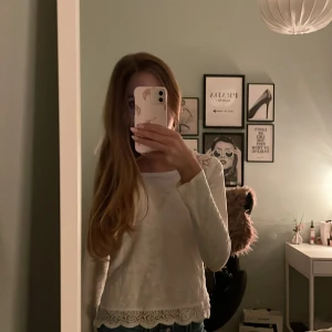Jätte fin vit spets tröja!❤️ - Säljer nu min jätte fina vita spets tröja. Den har spets nere på tröja men även längst upp på ryggen som man ser på bild 3. Den är använd men i bra skick. Den är i storlek 152 men sitter som xs på mig. Det är jag som har på mig tröjan på första bilden och jag är 163 cm. Är öppen för prisförslag. Skriv om du har frågor!❤️