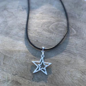 Halsband  - Stjärn-halsband av silver berlock och justerbart läderband✨⭐️✨