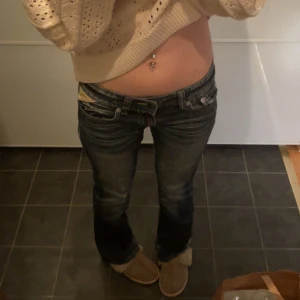 Lågmidjade replay jeans  - Jeans från replay som är rätt så använda, har lite skador vid slutet av benen som man ser på sida 3 och har även sytt vid rumpan som man ser vid sista sidan. Midjemått: 36 cm. Innerbensmått: 79cm. Kontakta för mer information 💕💕
