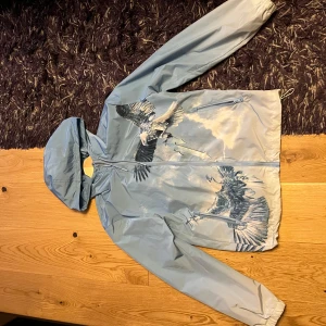Trapstar windbreaker - Säljer min trapstar windbreaker som inte kommer till användning. Den är som ny och har inga defekter. Om du är intresserad är det bara att höra av dig.