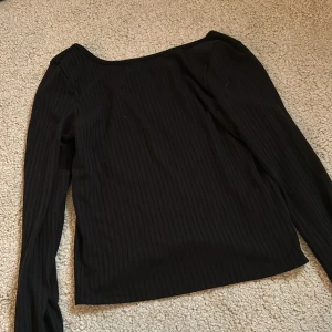 Ribbad långärmad med låg rygg - Snygg svart tröja med låg rygg. Står ingen storlek men passar xs/s ❤️