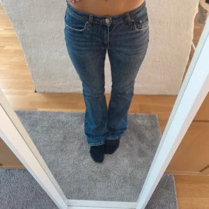 Lågmidjade blå jeans - Snygga blå bootcut jeans från Ginatricot. De är Lågmidjade och i nyskick. Köpta för 499kr.