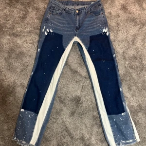 Denim flared jeans (Helt ny) - Säljer mina jeans då de inte riktigt längre är min stil. Har aldrig använt, bara provat på. DM för mer info och bilder.