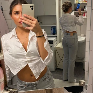 Grå mid waist jeans - Snygga stretchiga grå jeans. Storlek W25-L32. Väldigt bra skick, inga defekter. 💕Nypris 699kr. 