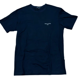 Comme Des Garçons Homme T-Shirt - Marinblå-mörkblå Comme Des Garçons Homme T-Shirt. Storlek L passa även M