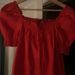 Röd topp - Säljer en röd topp från H&M, super gullig till ett par shorts eller jeans!