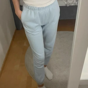 Ljusblå mjukisbyxor - Köpt från gina tricot, storlek xxs