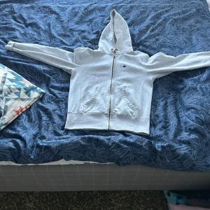 Vintage Champion zip up hoodie - Säljer en vintage grå huvtröja från champion. Storleken är small (S). Jag säljer denna hoodien eftersom den blev för liten för mig. Den är i väldigt bra skick som ni ser på bilderna. Priset är diskutabelt. 
