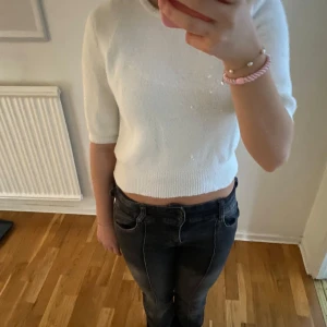 Vit stickad tröja - Säljer en stilren vit stickad tröja med trekvartsärm. Några trådar på framsidan sticker ut lite, men de går att klippa bort. Pris kan diskuteras, kom privat för fler bilder!!💕