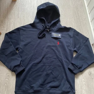 Ralph Lauren Hoodie - Ralph Lauren hoodie, ny, med klassisk röd logga på bröstet. Tröjan sitter mer som S än M