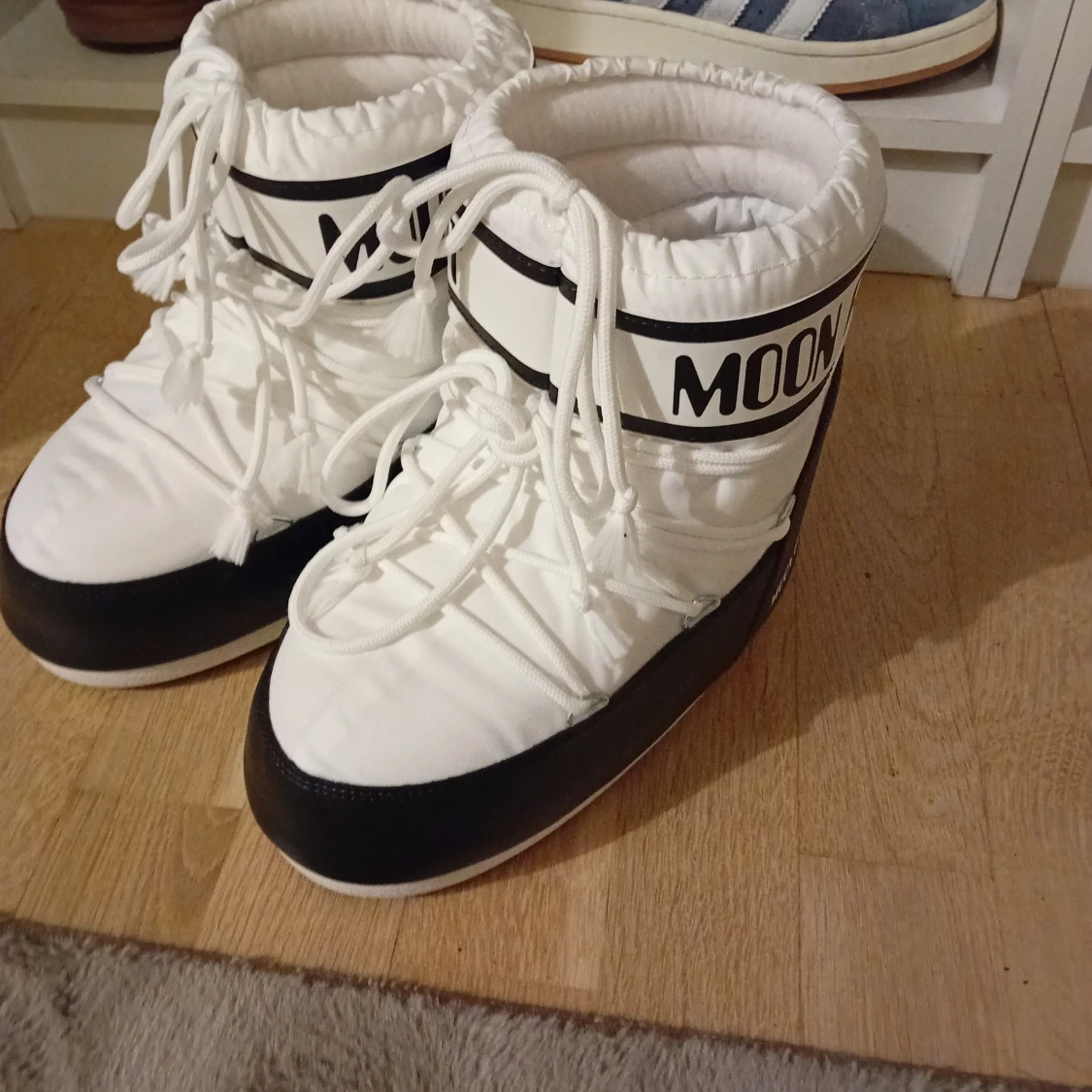 Vita och svarta Moon Boots