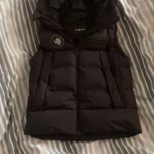  Sail Racing väst - Säljer en svart dunväst från Sail Racing med dragkedja och en cool patch på bröstet. Perfekt för kyliga dagar med sin quiltade design och stilrena look. Västen har en hög krage och är designad i Sverige. Kan gå ner i pris vid snabb affär. Skriv pm för mer info o bilderℹ️