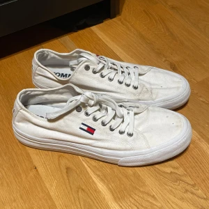 Vita sneakers från Tommy Jeans - Snygga vita sneakers från Tommy Jeans med klassisk snörning och märkets logotyp på sidan. Perfekta för en avslappnad stil. Strl 44.