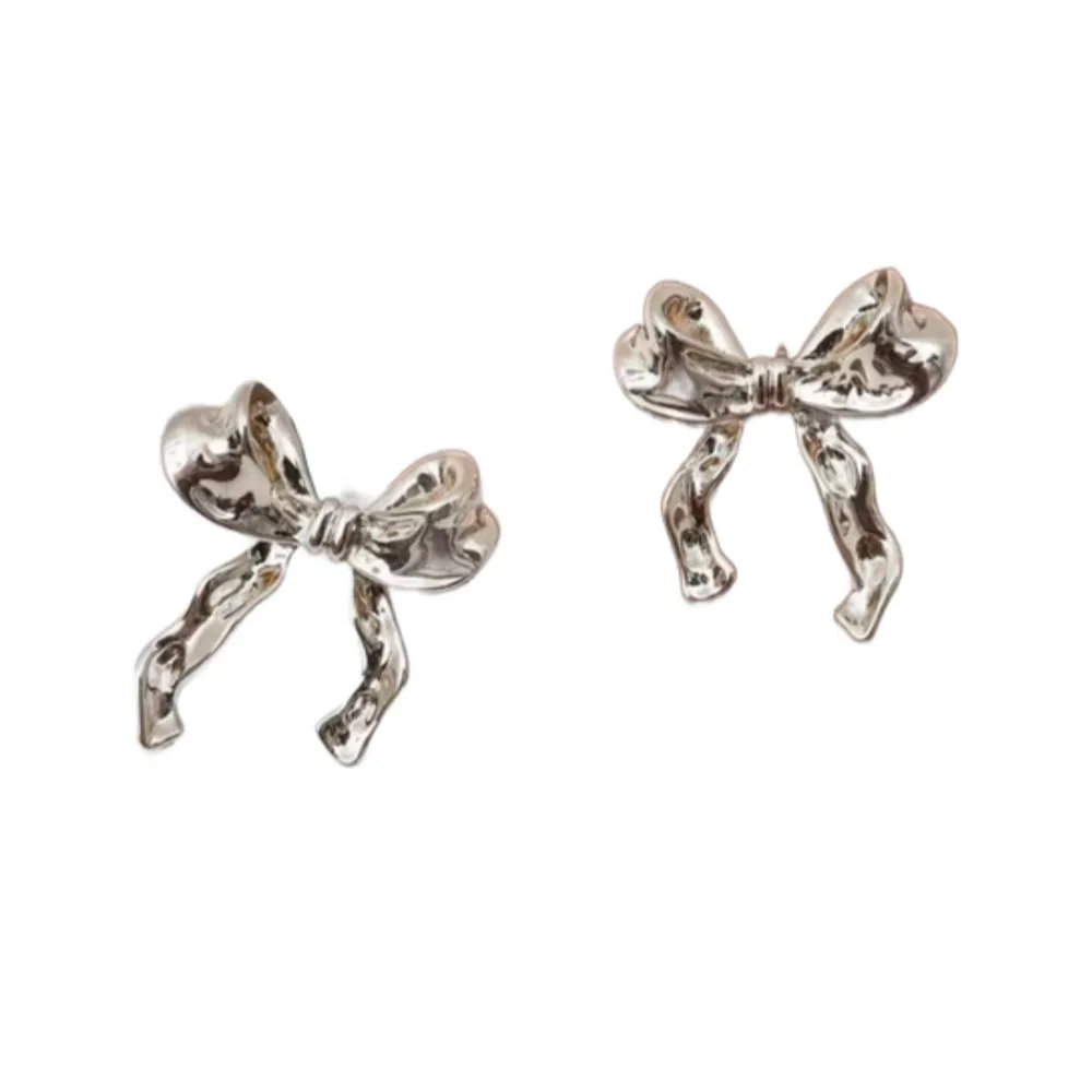 Supersöta rosettörhängen från Molli Jewelrys Juni-kollektion. Materialet är rostfritt stål, och de finns i både silver och guld. Alla smycken kostar 89kr/ st!💛🤍Frakt, frimärke 22kr. Asusteet.
