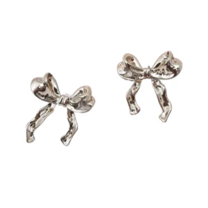 Rosettörhängen - Supersöta rosettörhängen från Molli Jewelrys Juni-kollektion. Materialet är rostfritt stål, och de finns i både silver och guld. Alla smycken kostar 89kr/ st!💛🤍Frakt, frimärke 22kr