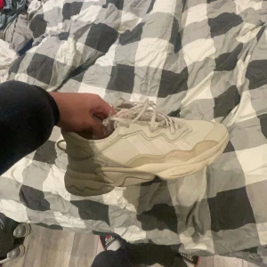 Adidas ozweego skor - Snygga beige adidas ozweego skor med en chunky sula och snörning. Perfekta för en avslappnad stil. De har en modern design med vågiga detaljer på sidorna.