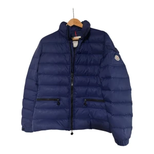 Moncler Dunjacka - Säljer en Moncler Dunjacka || Skick 8.5/10 || Storlek 3, motsvarar S/M || Endast jacka ingår i köp || Äldre modell på jackan därför är INDUSTRIES tag annorlunda || Skriv vid minsta intresse 💬😁