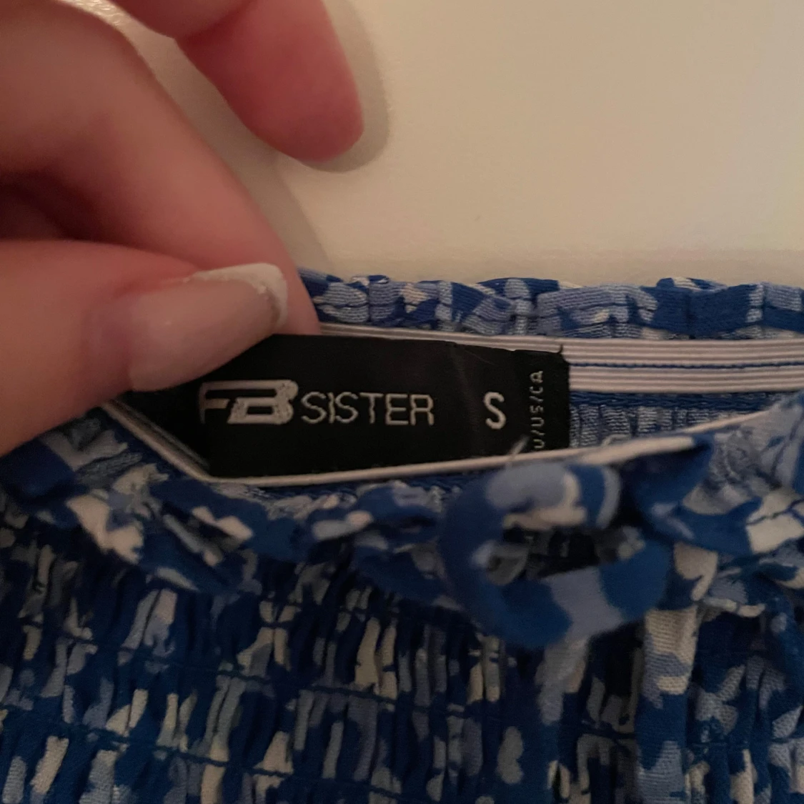 Blå klänning i ett fjärilstyg/ blommigt  - 91