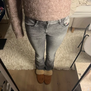Grå jeans bootcut jeans - Intressekoll på mina snygga grå jeans från diesel som tyvärr är lite små💗 nypris är ca 1700 kr