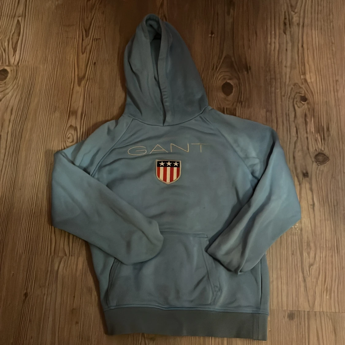 Blå hoodie från GANT