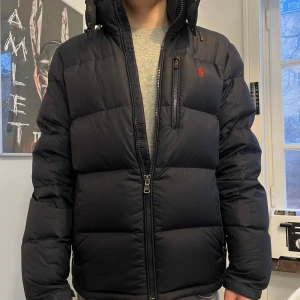 Blå Polo Ralph jacka - Säljer en snygg blå dunjacka från Polo Ralph Lauren I storlek m 