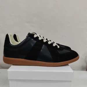 Maison margiela - Hej säljer mina nya margielas då jag inte har något behov av de, dustbags och låda medföljer, då priset är som det är, för att jag inte fått något kvitto av förra ägaren, de ser fortfarande otroligt bra ut och om du vill ha fler bilder eller information lämna ett meddelande,,,kan gå ner i pris vid snabbaffär tack