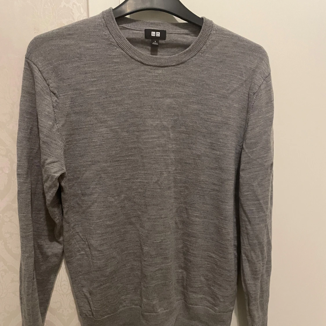 Grå merinoull tröja från Uniqlo