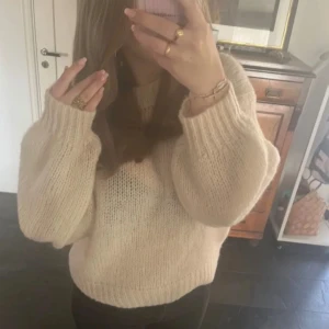 Superfin å skön stickad tröja  - Vaniljvit stickad tröja. Nyskick å endast testad. Jättefin å skönt material. 💗💗 storlek L men är som en M. Nypris: 500kr därav priset då den är som ny! (Kan tänka mig att sänka!)
