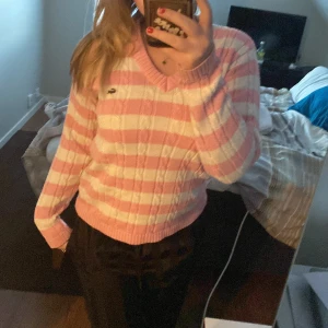 Sweater  - Super fin mönster stickad tröja från Lacoste. Knappt använd super bra skick 