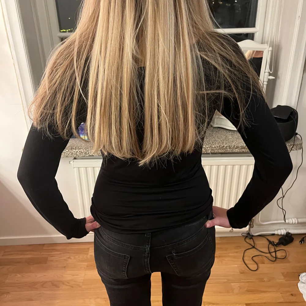 Snygg svart långärmad topp med en tight passform. Tröjan är aldrig använd och har ett jätte skönt material. I tröjan står det ”heattech” och vad jag förstår är det ett slags material eller en kollektion men tröjan är köpt på uniqlo. Skriv för fler bilder eller om ni har några frågor💗💗. Neuletakit & Villapaidat.