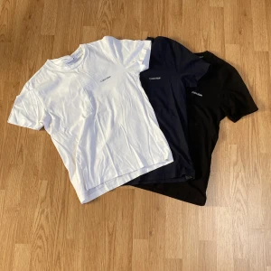 Calvin Klein T-shirts  - Säljer nu dessa T-shirts då de är för små. Pris kan diskuteras. Det angivna priset är för alla tre T-shirts. De kan säljas separat också.