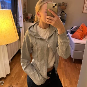 Grå zip hoodie - Bekväm grå hoodie med zip och huva. Bra skick! 