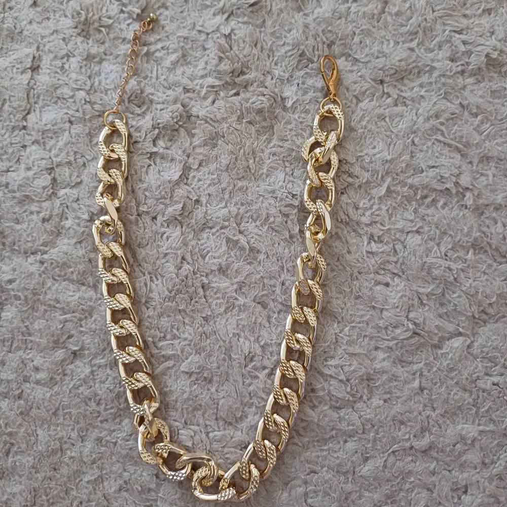 Ej riktigt guld!‼️Snyggt guldfärgat halsband med grova länkar och justerbar kedja. Perfekt för att ge en stilren touch till din outfit. Lätt att matcha med andra smycken. Pris går alltid att diskutera!. Asusteet.