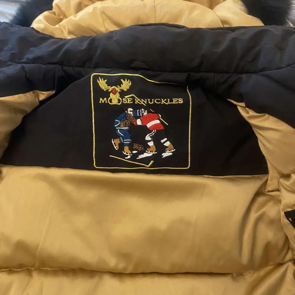 Säljer min mosse jacka då jag inte använder den längre. Den är i topp skick inga fel på den. Den har varit ner packad i ett par år det är den gamla modellen som inte säljs längre. Pris kan diskuteras . Takit.