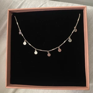 Halsband - Använd ett par gånger, säljer då den inte kommer till användning🥰Förpackningen medföljer inte.