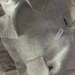 Ljus Grå stickad tröja Gina Tricot Ny Med Prislapp - Ny med prislapp.  Strl XS men även som S. Mysig ljus grå stickad tröja från Gina Tricot. Perfekt för kyliga dagar med sin ribbade struktur och långa ärmar. Enkel och stilren design som passar till det mesta. Nypris 299kr