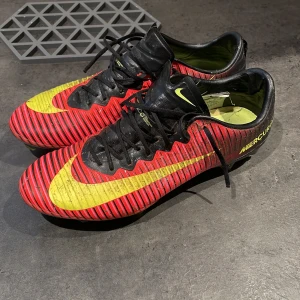 Nike fotbollsskor - Storlek 41, lite slitna skick 7/8 av 10. Skruvdobbar, kan gå ner i pris vid snabb affär