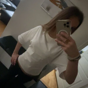 Vit knytblus - säljer ”Open back tie tee” från Nelly. Oanvänd förutom på bilden. Slutsåld i butik finns på nätet, men det är billigare frakt om du vill köpa härifrån från plick!!