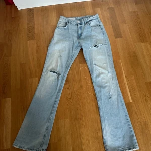 Ljusa jeans med slitningar - Lågmidjade ljusblå jeans från Zara med slitningar på knäna och längs benen. Fint skick! Nypris: 300kr Säljspris: 170 kr